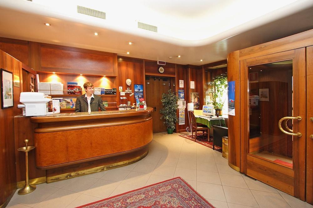 Hotel Roma Триест Экстерьер фото
