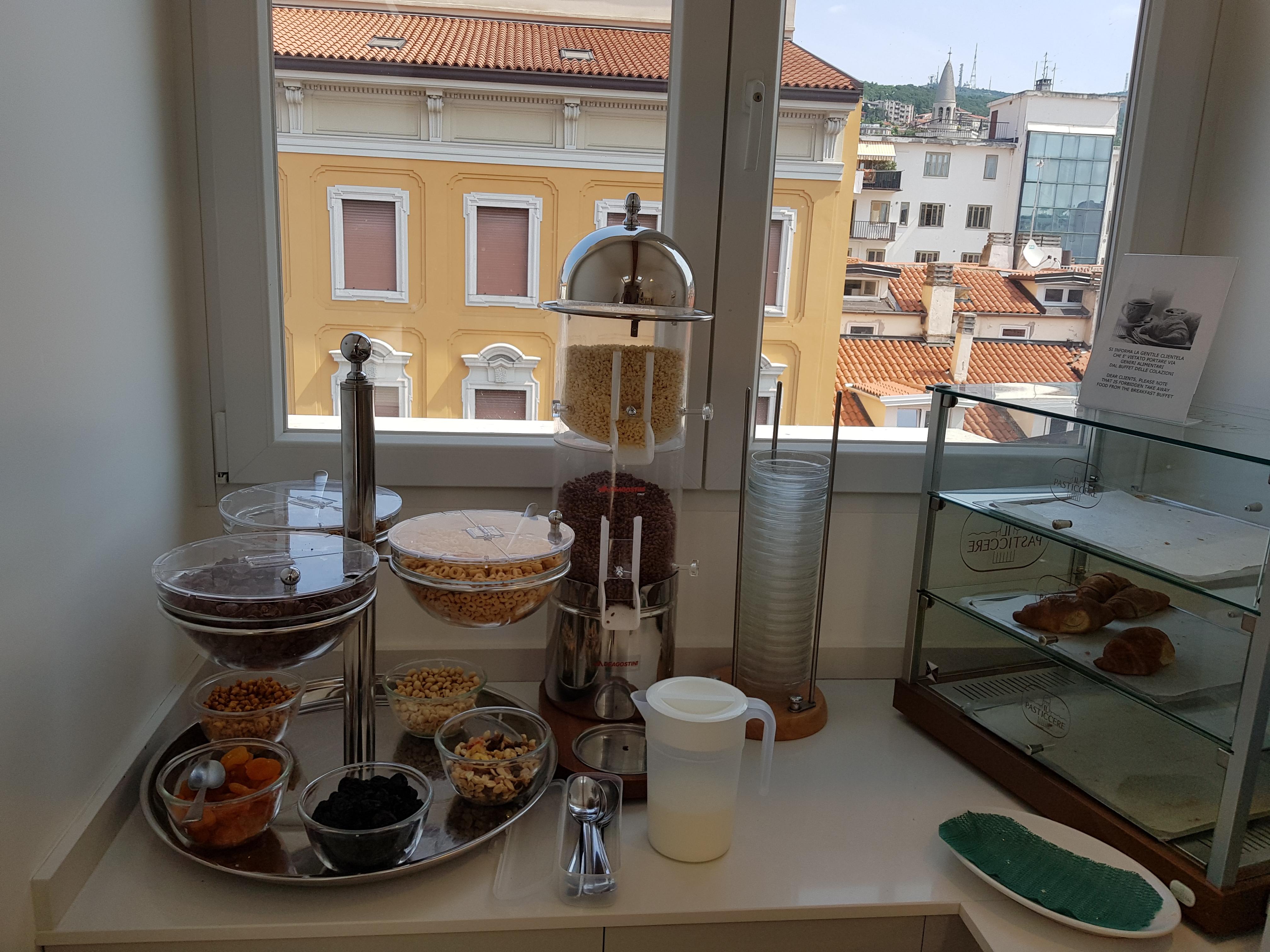 Hotel Roma Триест Экстерьер фото