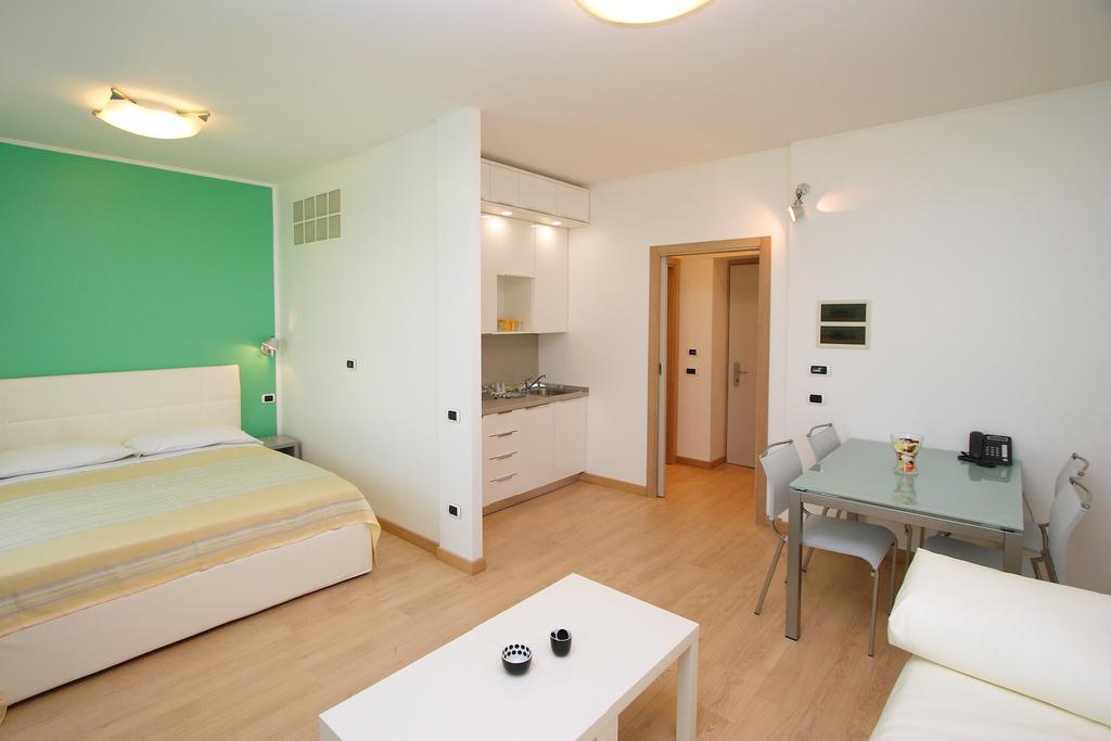 Hotel Roma Триест Экстерьер фото