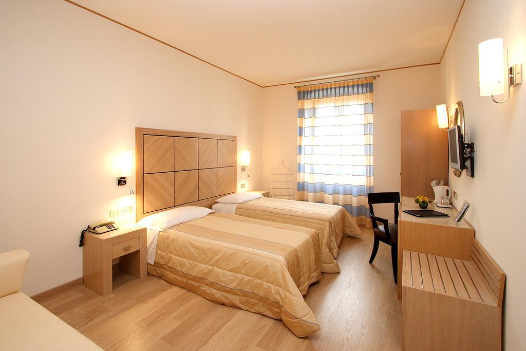 Hotel Roma Триест Номер фото