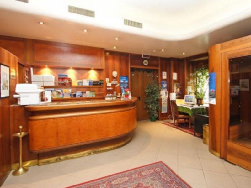 Hotel Roma Триест Экстерьер фото