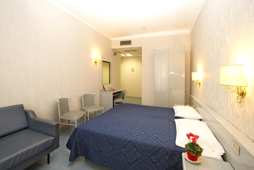 Hotel Roma Триест Экстерьер фото