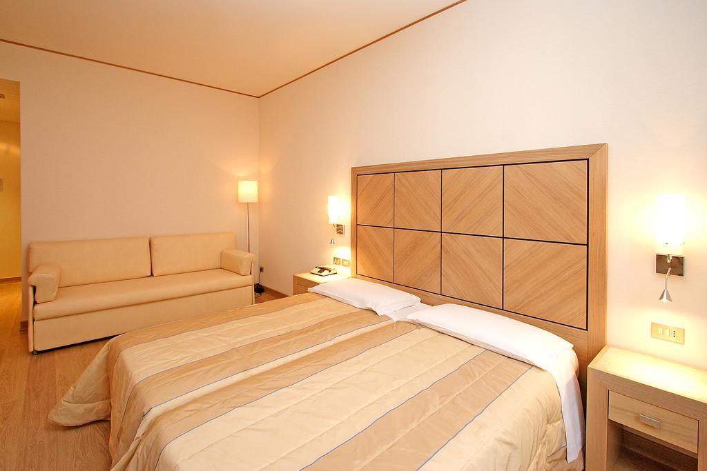 Hotel Roma Триест Экстерьер фото
