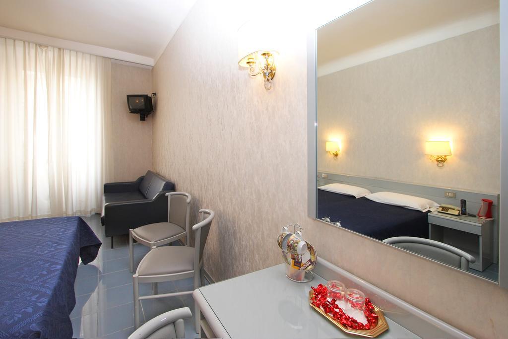 Hotel Roma Триест Экстерьер фото