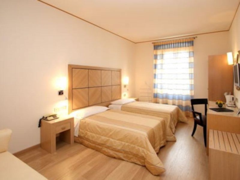 Hotel Roma Триест Экстерьер фото
