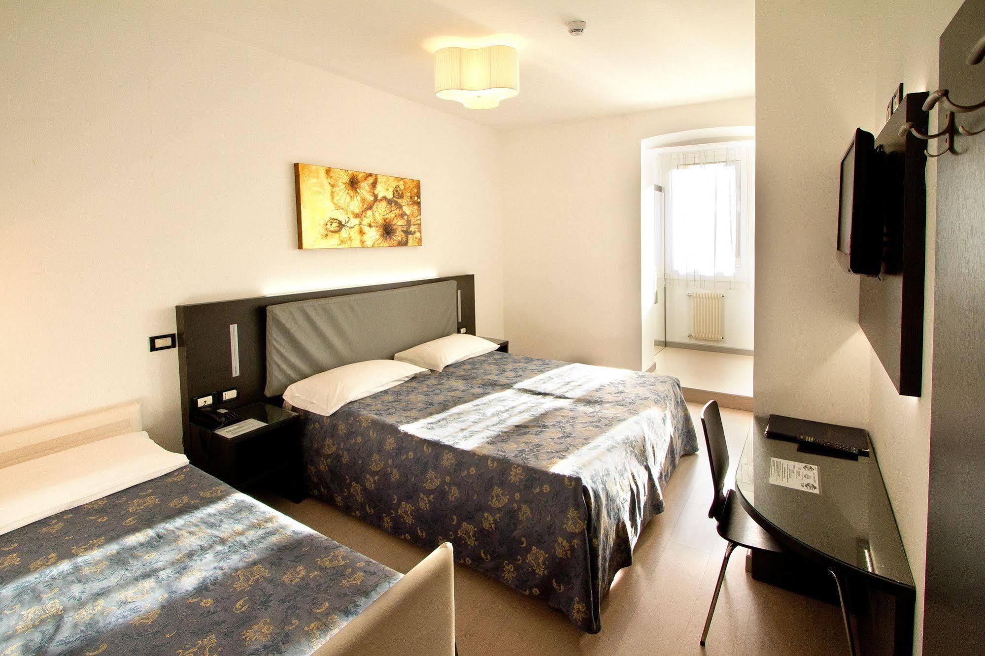 Hotel Roma Триест Экстерьер фото